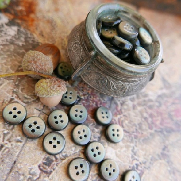 Пуговицы рубашечные тёмно оливковые с блеском