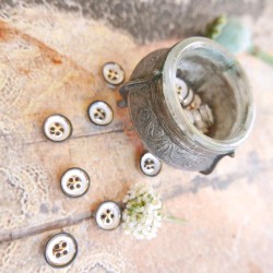 Пуговицы рубашечные белые с черной и золотой окантовкой