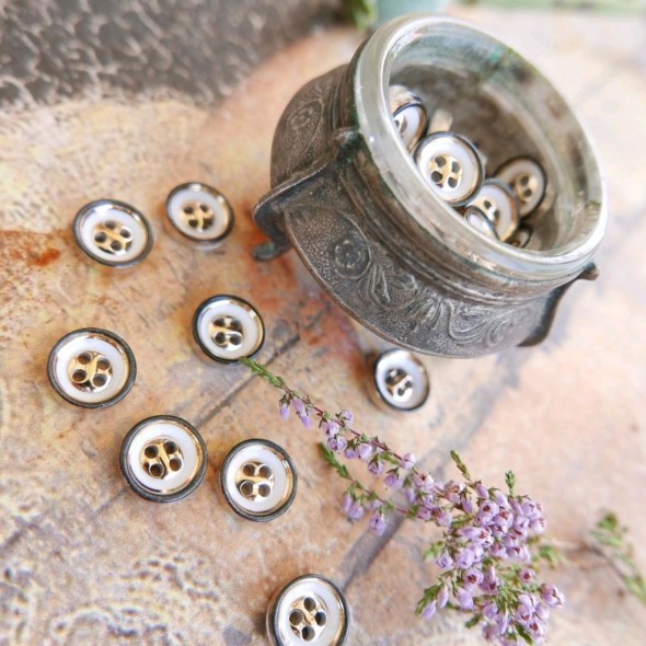 Пуговицы рубашечные белые с черной и золотой окантовкой