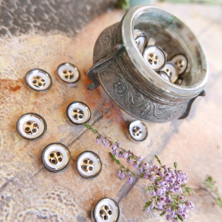 Пуговицы рубашечные белые с черной и золотой окантовкой