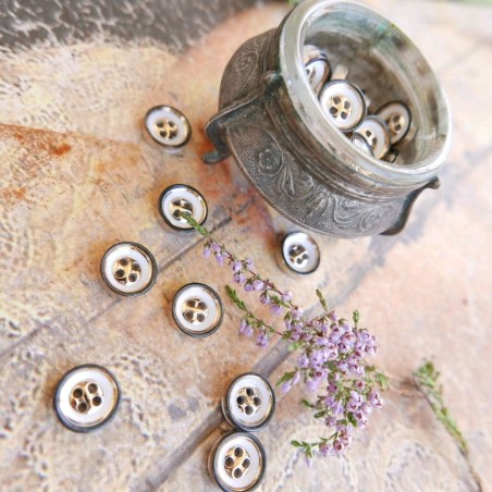 Пуговицы рубашечные белые с черной и золотой окантовкой