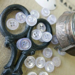 Пуговицы рубашечные белые с золотистыми звездами по кругу