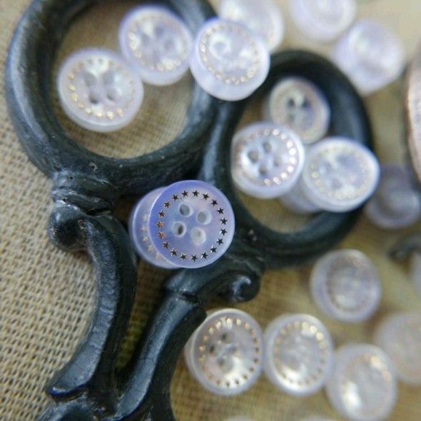 Пуговицы рубашечные белые с золотистыми звездами по кругу