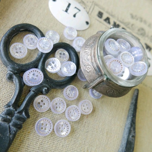 Пуговицы рубашечные белые с золотистыми звездами по кругу