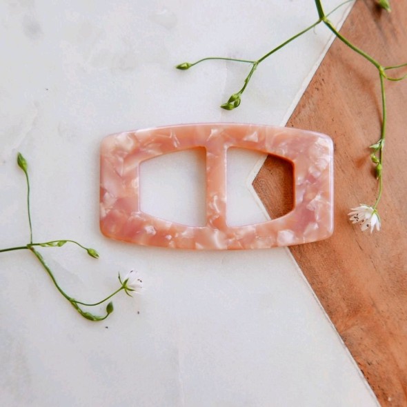 Пряжка пластиковая для декорирования одежды