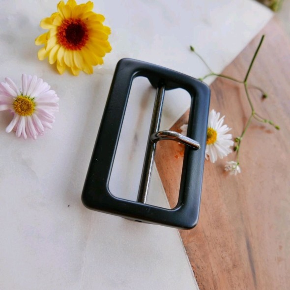 Пряжка пластиковая для декорирования одежды