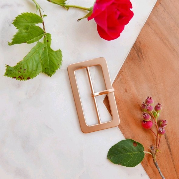 Пряжка металлическая золотистая матовая