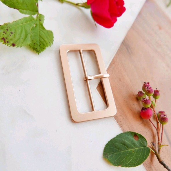 Пряжка металлическая золотистая матовая