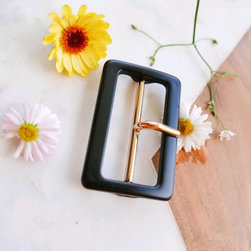 Пряжка пластиковая с золотистым металлом тёмно-коричневая