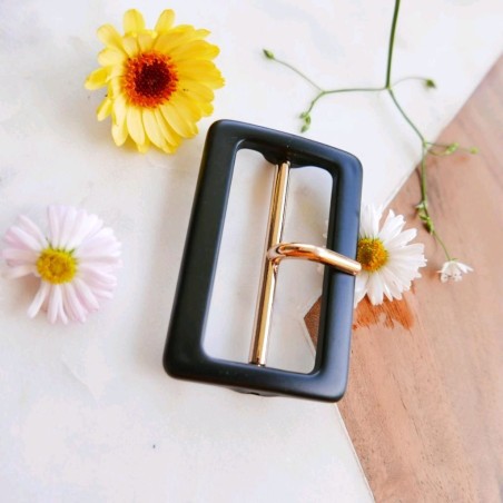 Пряжка пластиковая с золотистым металлом тёмно-коричневая