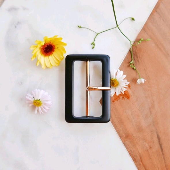 Пряжка пластиковая с золотистым металлом тёмно-коричневая