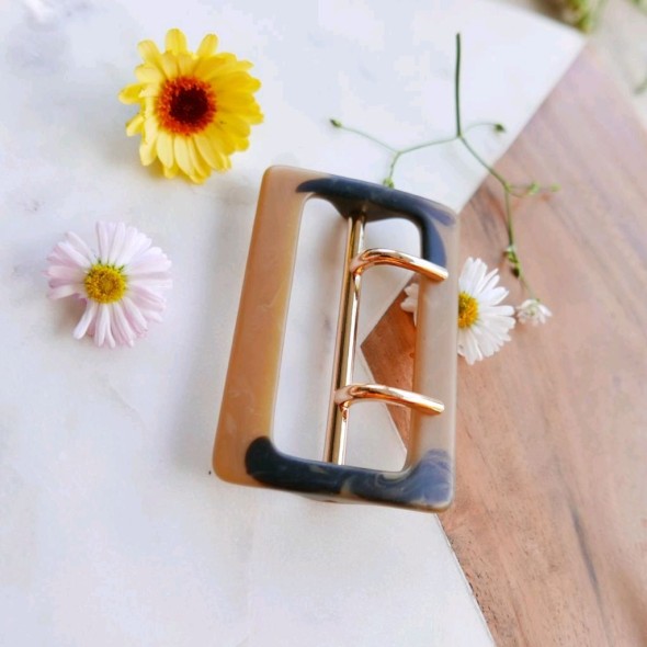 Пряжка для одежды декорированная золотистым металлом