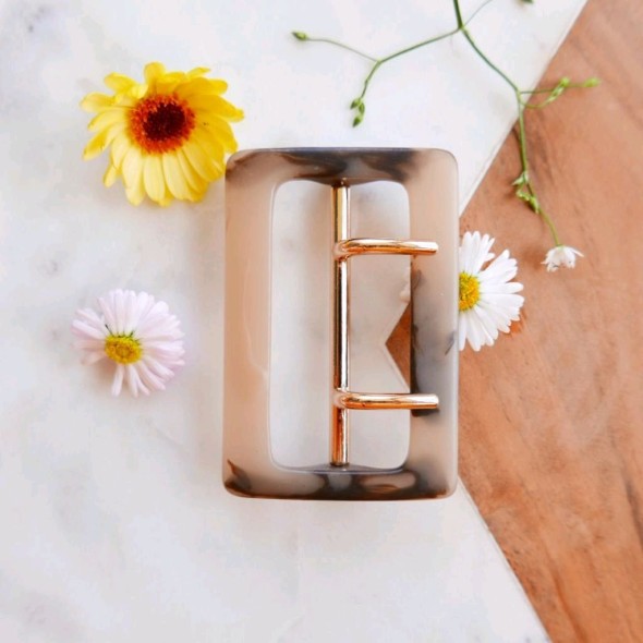 Пряжка для одежды декорированная золотистым металлом