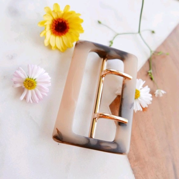 Пряжка для одежды декорированная золотистым металлом