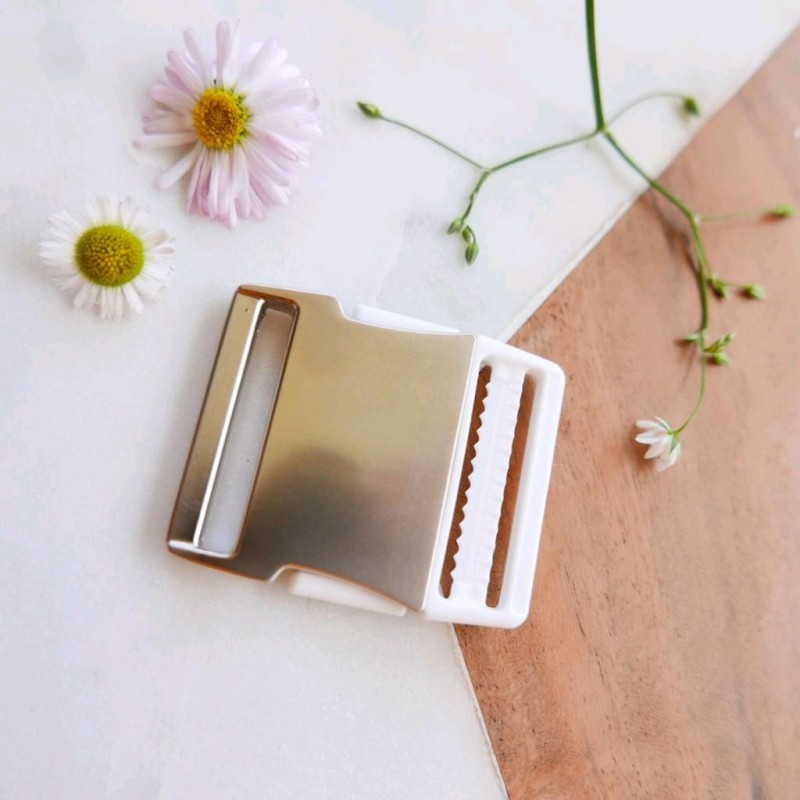 Пряжка для пояса разъемная серебряный металл и белый пластик