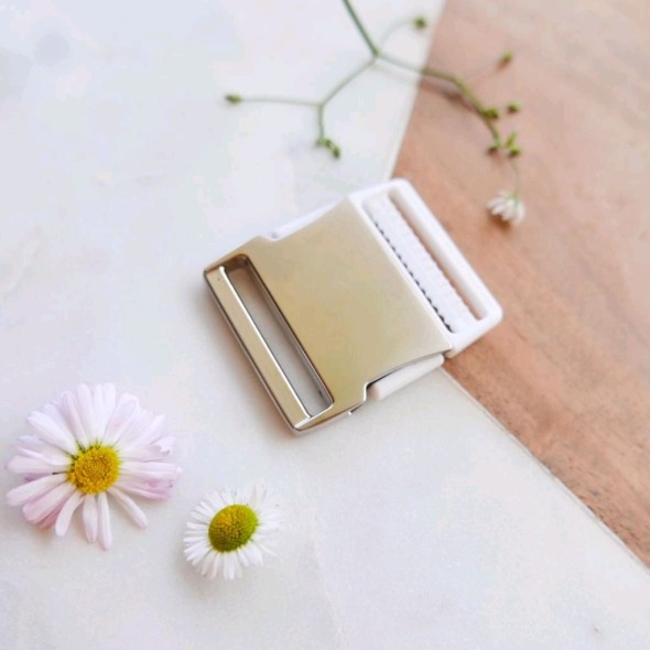 Пряжка для пояса разъемная серебряный металл и белый пластик