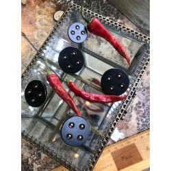 Пуговицы черные матовые золотистыми элементами,на ножке