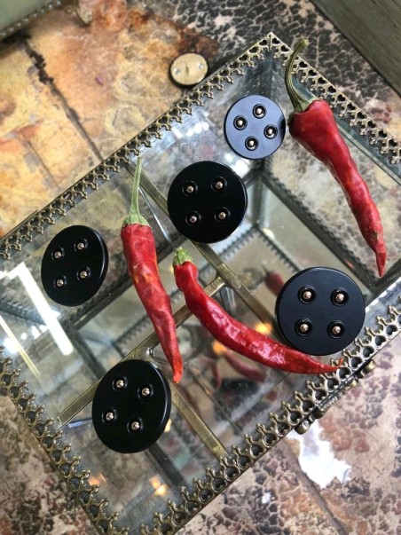 Пуговицы черные матовые золотистыми элементами,на ножке