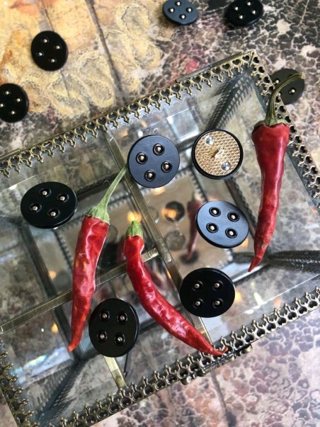 Пуговицы черные матовые золотистыми элементами,на ножке