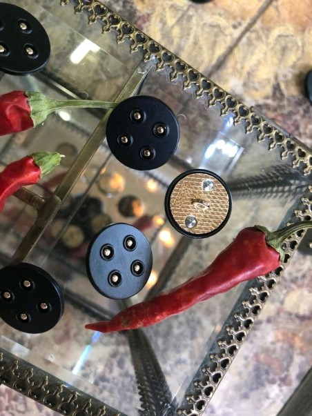 Пуговицы черные матовые золотистыми элементами,на ножке