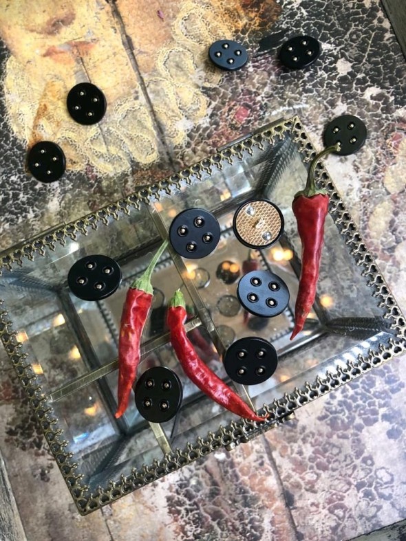 Пуговицы черные,матовые золотистыми элементами,на ножке