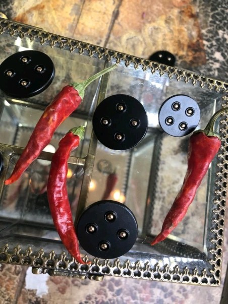 Пуговицы черные,матовые золотистыми элементами,на ножке