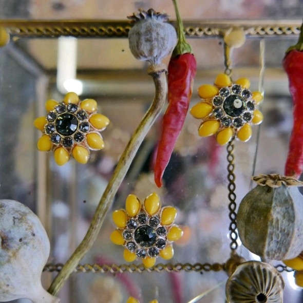 Пуговицы жёлтые со стразами