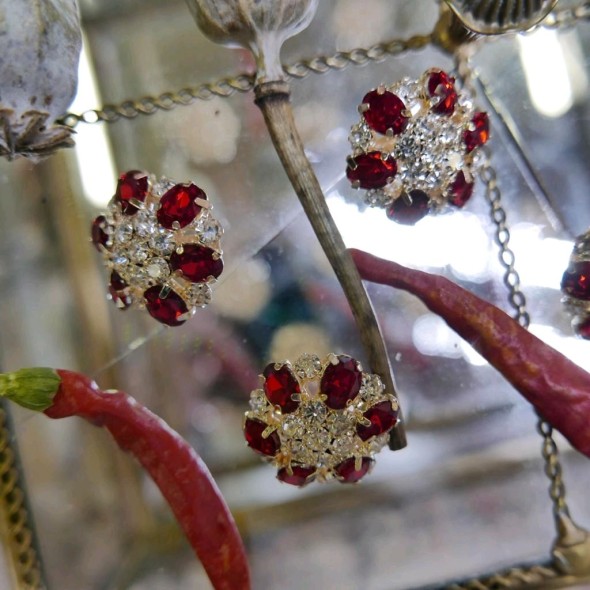 Пуговицы с кристаллами красного цвета