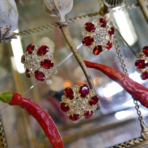 Пуговицы с кристаллами красного цвета