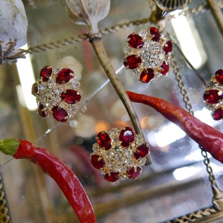 Пуговицы с кристаллами красного цвета