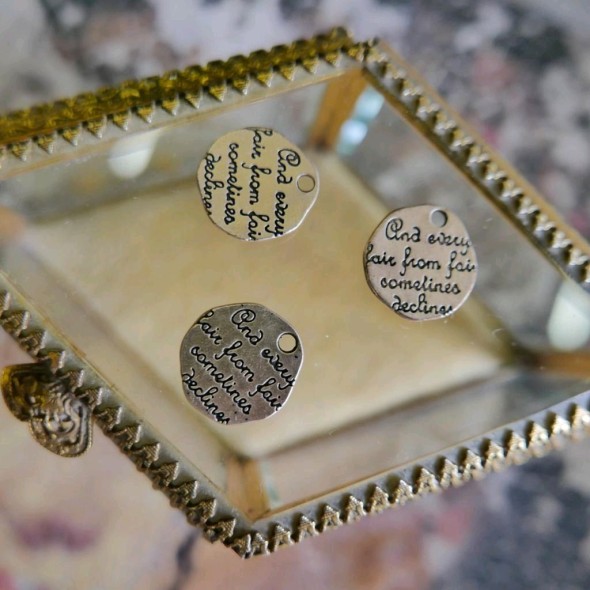 Пришивной элемент эмблема