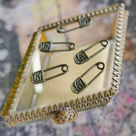 Пришивной элемент булавки