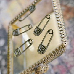 Пришивной элемент булавки