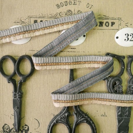 Тесьма с золотистыми цепочками шариками в золотистой оплетке