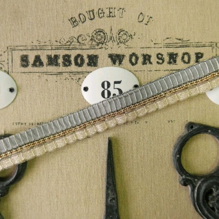 Тесьма с золотистыми цепочками шариками в золотистой оплетке