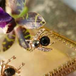 Брошь муха на гвоздике