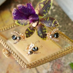 Брошь муха на гвоздике