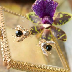 Брошь муха на гвоздике