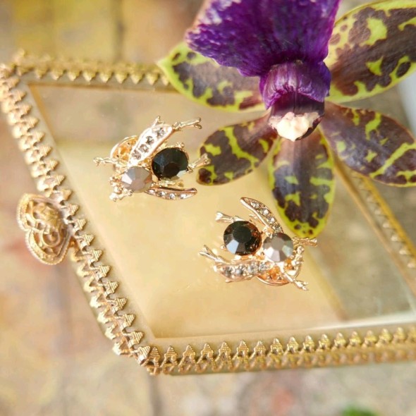 Брошь муха на гвоздике