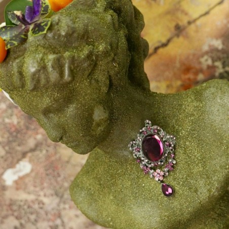 Брошь темного серебра с камнями сливового цвета