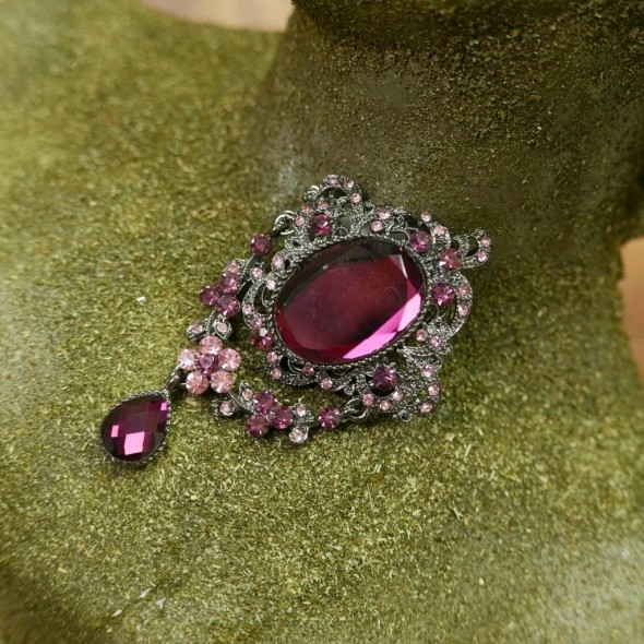 Брошь темного серебра с камнями сливового цвета