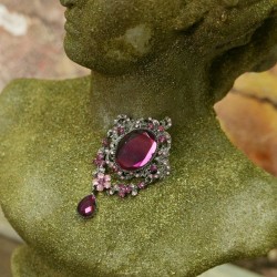 Брошь темного серебра с камнями сливового цвета