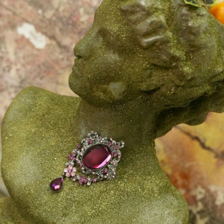 Брошь темного серебра с камнями сливового цвета