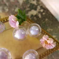 Пуговицы из прозрачного пластика с цветными вставками