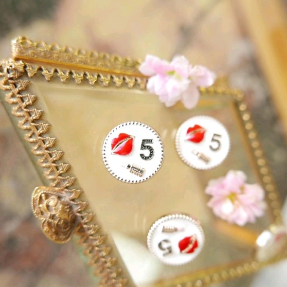 Пуговицы  на ножке покрытые эмалью