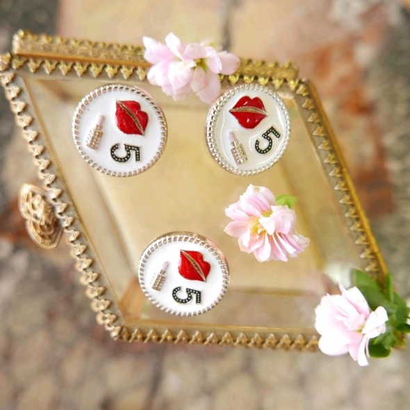 Пуговицы  на ножке покрытые эмалью