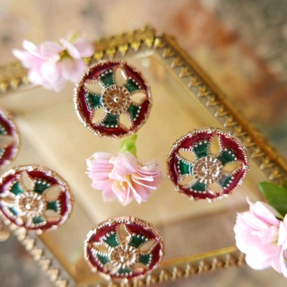 Пуговицы золотистый металл и цветная эмаль