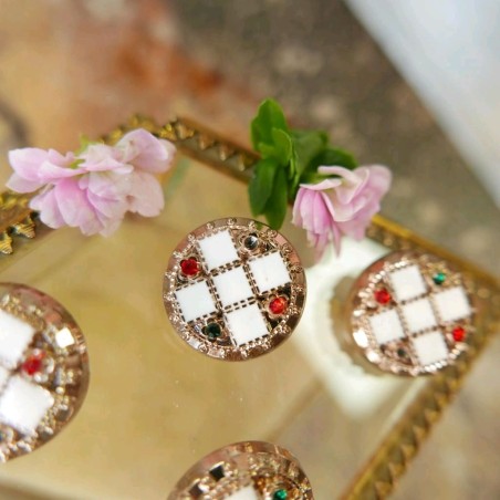 Пуговицы металлические с белой эмалью и разноцветными камешками