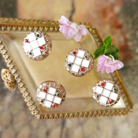 Пуговицы металлические с белой эмалью и разноцветными камешками