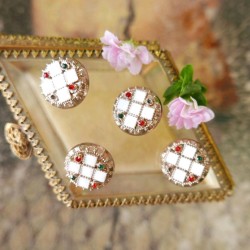 Пуговицы металлические с белой эмалью и разноцветными камешками